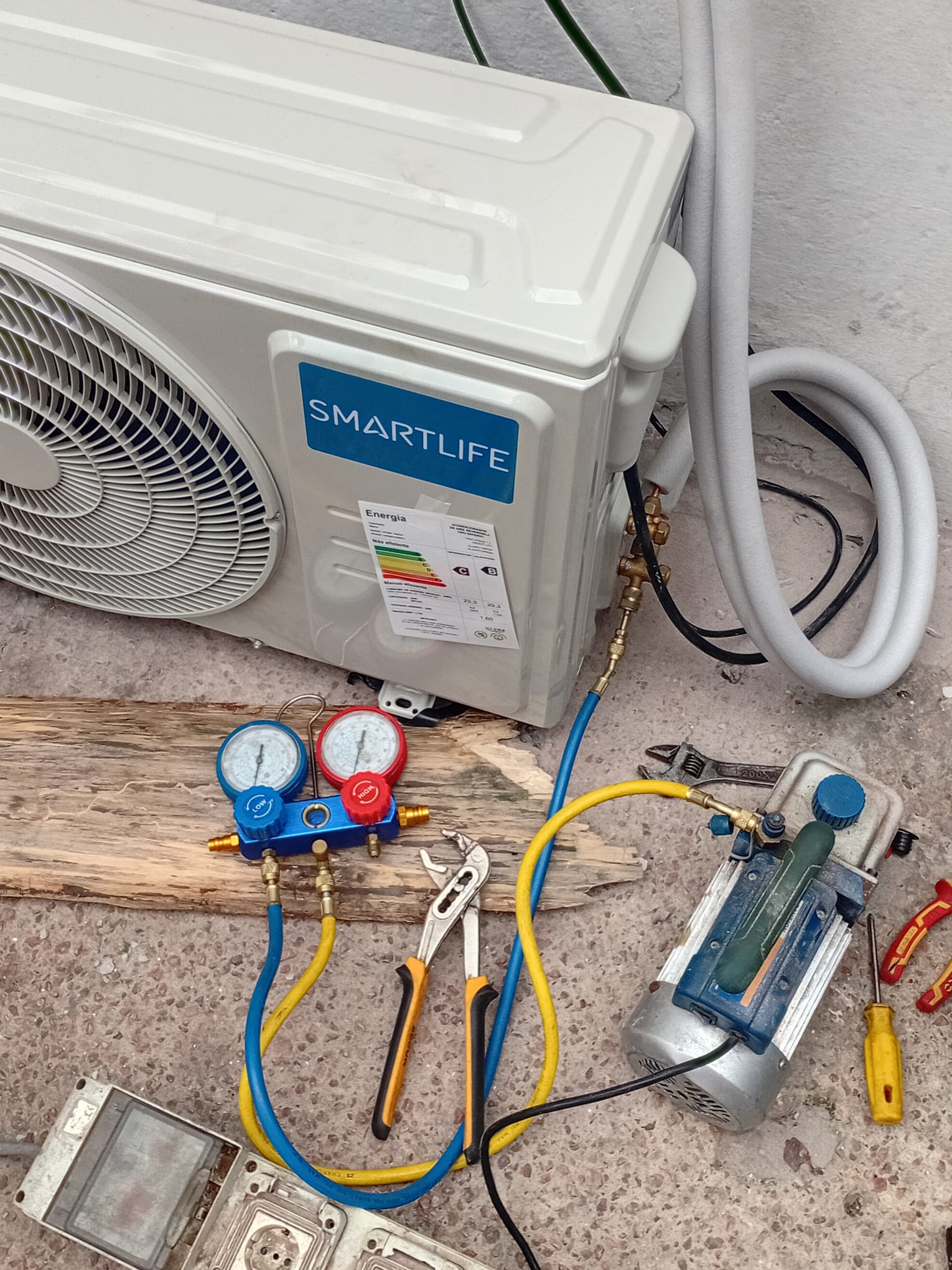 Carga de gas y vacío de cañerías en aire acondicionado con manómetros